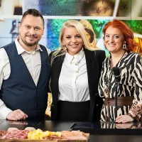 Producentka na TV Veseljak Golica Ljubica Špurej Jazbinšek v 
družbi voditeljev Nejca Drobniča in Janje Ulaga.

