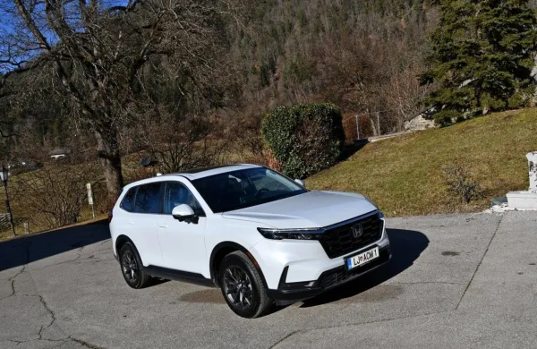 Honda CR-V pri Krnskem gradu - v ozadju je travnik, kjer je na zgornjem robu stal knežji kamen, simbol ustoličevanja 
koroških knezov, najprej slovanskih in potem germanskih. Kamen je danes spravljen v koroškem parlamentu.

