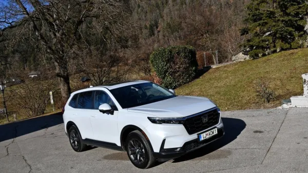 Honda CR-V pri Krnskem gradu - v ozadju je travnik, kjer je na zgornjem robu stal knežji kamen, simbol ustoličevanja 
koroških knezov, najprej slovanskih in potem germanskih. Kamen je danes spravljen v koroškem parlamentu.

