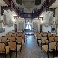 V Besenghijevi palači spet ogledali z rezbarjenima okvirjema