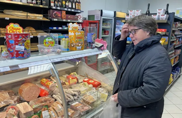 Domačinka Slava  zelo pogosto kupuje v trgovini v vasi.    