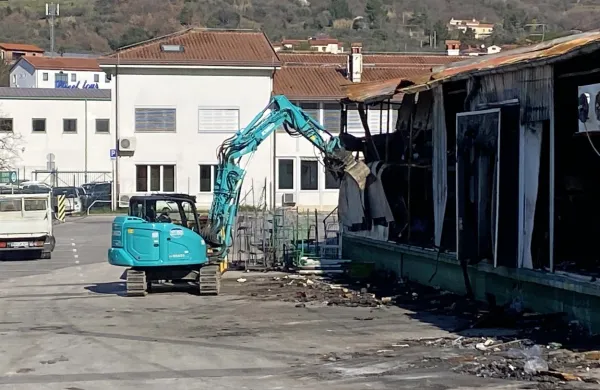  Z bagrom  so odstranjevali tudi ostanke  pločevinaste strehe. 