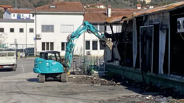  Z bagrom  so odstranjevali tudi ostanke  pločevinaste strehe. 