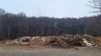 Kup raznih odpadkov kazi podobo Nanosa, velika večina od 
prenove Vojkove koče.