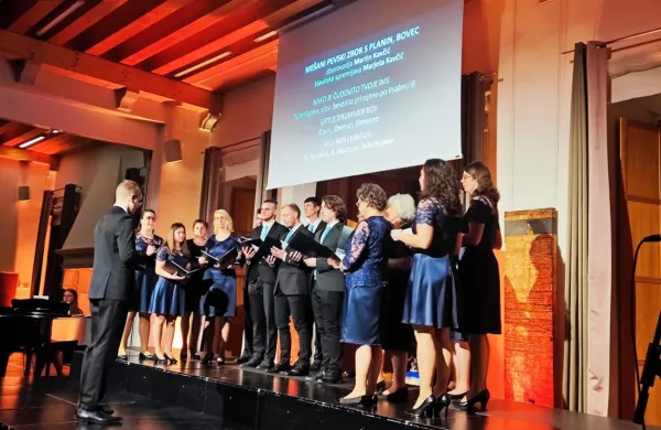 Utrinek z lanskega odprtja revije Primorska poje v Vipolžah