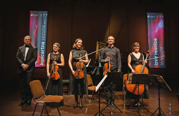 Luca Ferrini je nadvse občutljiv in tehnično izdelan pianist, ki se je 
zelo dobro prilagodil godalnemu kvartetu.