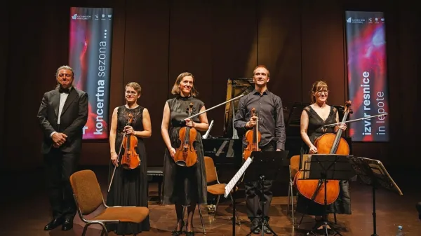 Luca Ferrini je nadvse občutljiv in tehnično izdelan pianist, ki se je 
zelo dobro prilagodil godalnemu kvartetu.