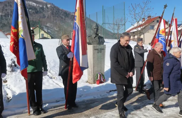 Po spominski slovesnosti ob 105. obletnici rojstva   in 82. obletnici 
smrti narodnega heroja Janka Premrla Vojka so k njegovemu 
doprsnemu kipu položili venec.