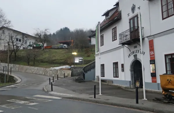 Neposredno nad turističnim rudnikom Antonijev rov leži Komunala, ki je razburila z namero postavitve garažnega šotora v Unescovem območju Idrije.