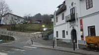 Neposredno nad turističnim rudnikom Antonijev rov leži Komunala, ki je razburila z namero postavitve garažnega šotora v Unescovem območju Idrije.
