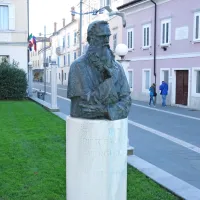 Leta 1953 je koprski kipar Oreste  Dequel izdelal Vergerijev kip, ki 
še danes krasi istoimenski trg v Kopru.   