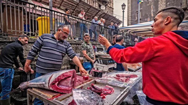Živahna ribja tržnica v mestu Catania na vzhodni strani Sicilije.