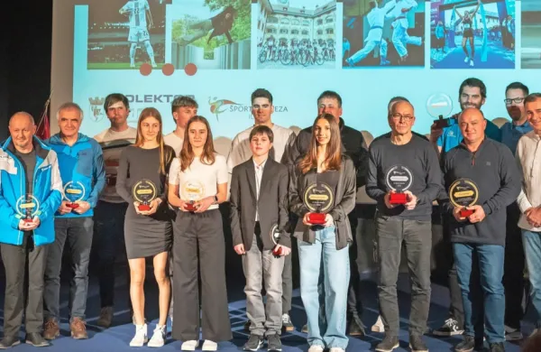 Športniki leta 2024 občine Idrija z županom Tomažem Vencljem in 
predsednikom ŠZ Davidom Velikanjetom, a brez a Adama Gnezda 
Čerina