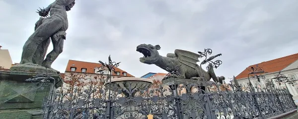 Mitološka pošast sredi Novega trga je simbol mesta