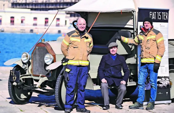 

V Trst so tovornjak Fiat 15 Ter, kadorno, kot mu ljubkovalno 
pravijo,   pripeljali Marko Stres (z leve), Matej Matelič  in Sašo 
Rosič
