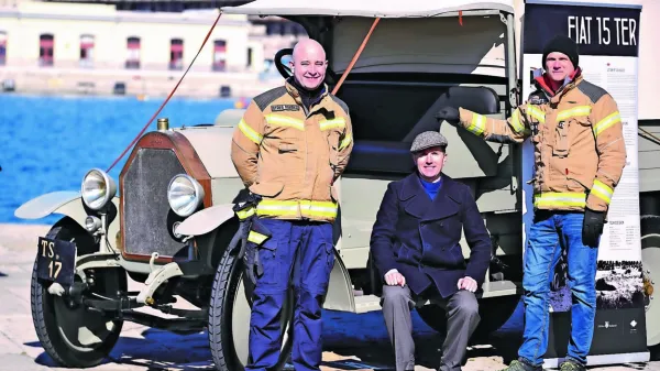 

V Trst so tovornjak Fiat 15 Ter, kadorno, kot mu ljubkovalno 
pravijo,   pripeljali Marko Stres (z leve), Matej Matelič  in Sašo 
Rosič