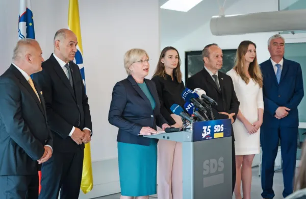 Vsi slovenski evroposlanci z desne sredine so člani parlamentarne 
skupine Evropske ljudske stranke (EPP). 