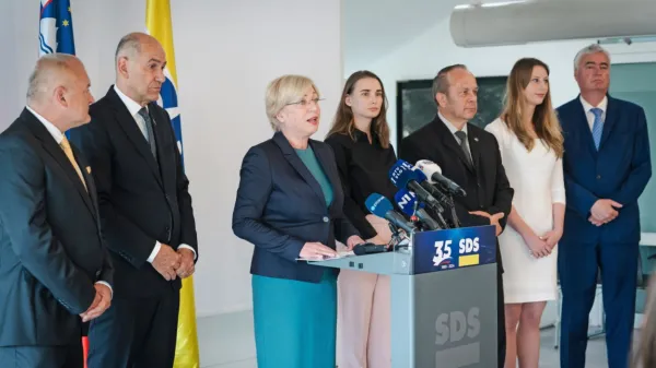 Vsi slovenski evroposlanci z desne sredine so člani parlamentarne 
skupine Evropske ljudske stranke (EPP). 