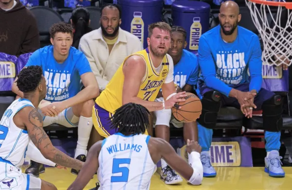 Luka Dončić (z žogo) se bo v dresu LA Lakersov prvič pomeril proti 
svoji nekdanji ekipi, Dallasu. 