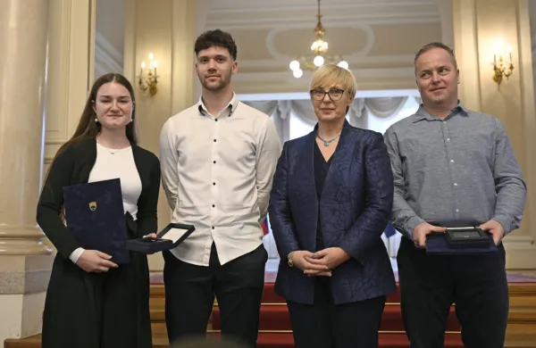 Zahvalo so prejeli Mitja Ropoša, ki je oktobra 2023 z oživljanjem 
rešil življenje ter dijakinje in dijaki Dijaškega doma Ivana Cankarja, 
ki so ob izbruhu požara konec januarja letos pomagali sovrstnikom.