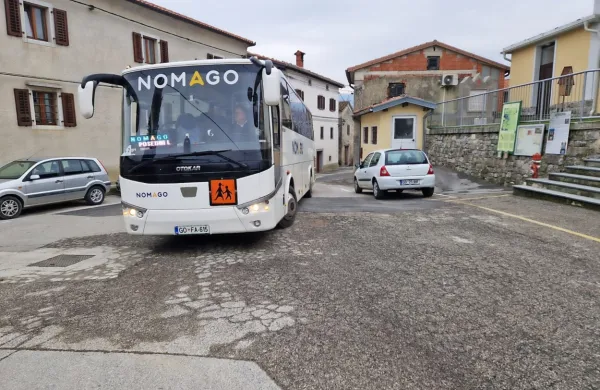 Šolski in turistični avtobusi  pripeljejo na Goče in obračajo pred 
šolo, za “delavski” avtobus pa naj bi bilo premalo prostora. 