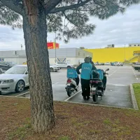 Woltovi dostavljalci trdijo, da so se v zadnjem letu drastično 
poslabšali pogoji dela.

 Woltovi dostavljalci na zbirnem mestu. Na naročila čakajo tudi po 
več ur, za kar pa niso plačani.