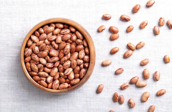 Najboljši je sušen ali zamrznjen domači fižol. Pred uporabo ga čez noč 
namočite.

