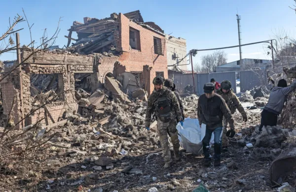 Najhujši konflikt po drugi svetovni vojni je v treh letih zahteval na 
tisoče žrtev  med civilisti in vojaki, razselil na milijone ljudi in 
povzročil obsežno humanitarno krizo.