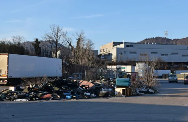 Območje nekdanjega Mebla, kjer sicer delujejo številna podjetja, v 
pričakovanju boljših časov ostaja tudi precej zanemarjeno.