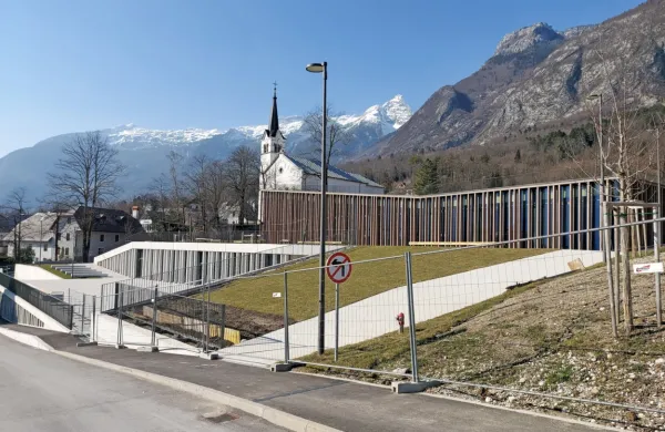 Arhitekturno zanimiva športna dvorana  čaka na popravilo ostrešja, otroci pa na telovadbo v njej. 