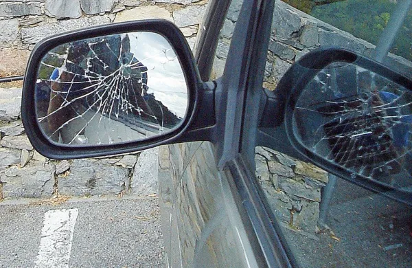 Neznani vandal  je  poškodoval  ogledala na treh  avtomobilih.