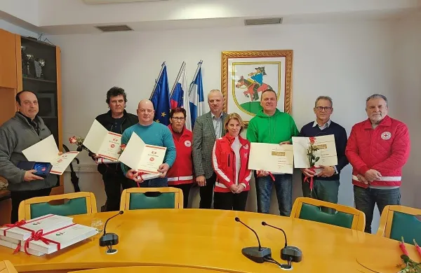 Nekateri nagrajeni krvodajalci in vodstvo  RKS OZ Pivka-Postojna na 
sprejemu pri pivškem županu Robertu Smrdelju