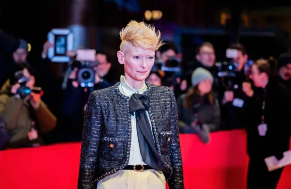 Že ob začetku letošnjega Berlinala je častnega zlatega medveda za 
življenjsko delo prejela britanska igralka Tilda Swinton.