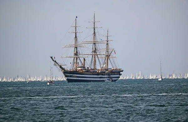 Prihod šolske ladje Amerigo Vespucci v Trst bo spremljalo  več kot 800  čolnov, jadrnic, kanujev, kajakov ... 


