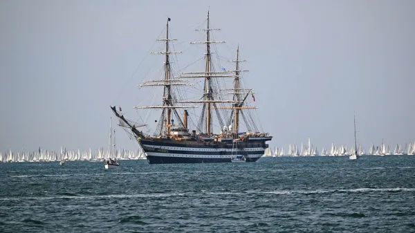 Prihod šolske ladje Amerigo Vespucci v Trst bo spremljalo  več kot 800  čolnov, jadrnic, kanujev, kajakov ... 

