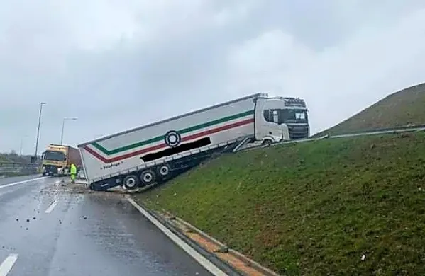 Na avtocesti na odseku med Palmanovo in Vidmom je tovornjak s 
priklopnikom danes okrog 13.30 zapeljal z vozišča na brežino ter 
na njej obtičal z dvignjenimi zadnjimi kolesi.