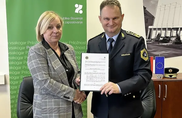   Greta Metka Barbo Škerbinc in   Damjan Petrič  sta  podpisala  prvi  
dogovor med   zavodom za zaposlovanje in  policijo.  