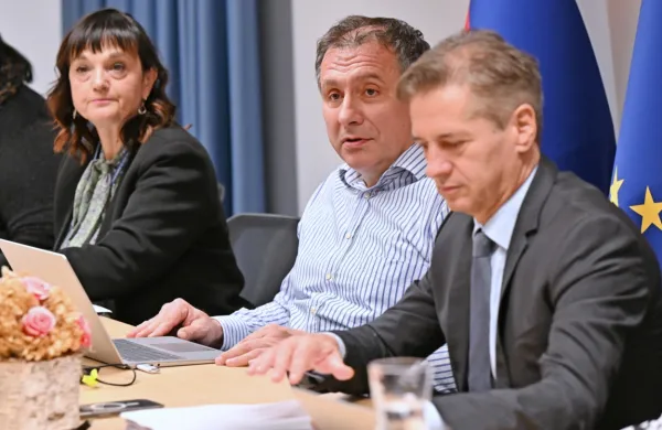Kirurg Erik Brecelj, ki vodi strateški svet za zdravstvo,  velja  za 
enega  od osrednjih svetovalcev premierja  Roberta Goloba. 