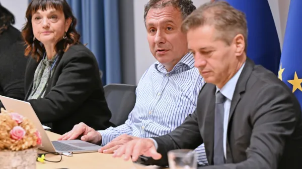 Kirurg Erik Brecelj, ki vodi strateški svet za zdravstvo,  velja  za 
enega  od osrednjih svetovalcev premierja  Roberta Goloba. 