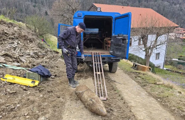 Granato so z vitlom potegnili v tovornjak in odpeljali na varno.