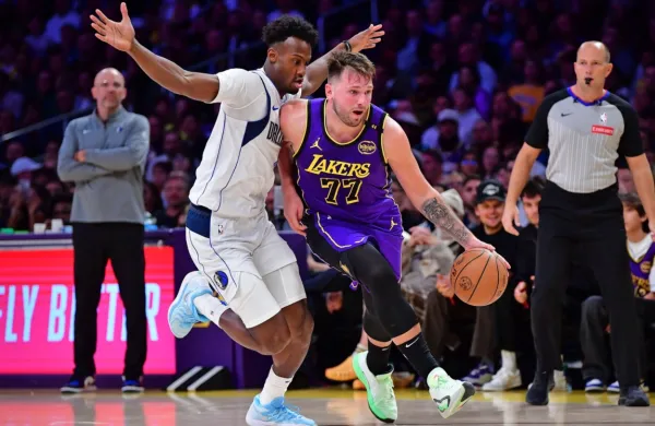 Luka Dončić je s trojnim dvojčkom Lakersom pomagal do zmage 
nad Mavericksi.
