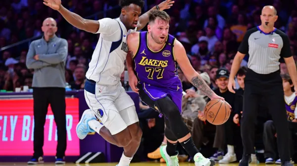 Luka Dončić je s trojnim dvojčkom Lakersom pomagal do zmage 
nad Mavericksi.