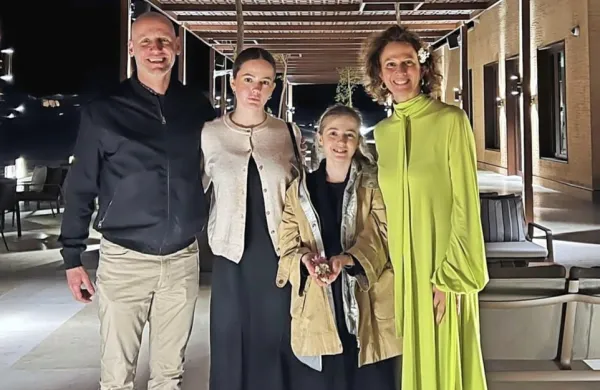 Peter Poles z družino v deželi drugačnih pravil