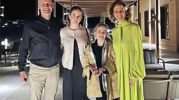 Peter Poles z družino v deželi drugačnih pravil