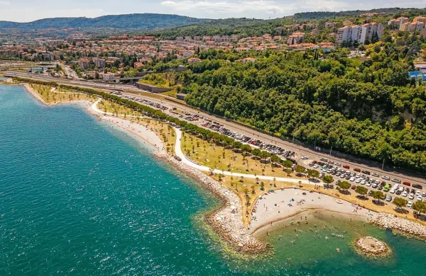 Na prvi občinski razpis za najem 300 kvadratnih metrov   površin v 
obmorskem parku se ni prijavil nihče. Izklicna cena je znašala  
10.000 evrov. 