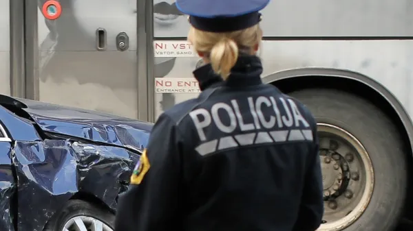 Policist naj bi bil s smrtjo grozil najmanj dvema sodelavkama 
policistkama.