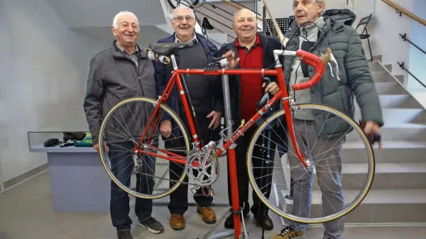 Dirkalno kolo in štirje bratje Valenčič. Z leve  Jože,  Rudi, Valentin  in 
Pavel.