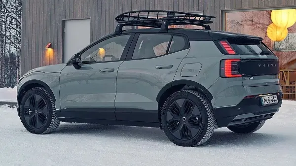 Najmanjši električni Volvo je dobil novo nadaljevanje in sicer terensko cross country verzijo.