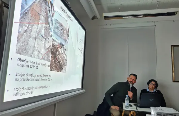 Niz Muzejskih večerov v Ajdovščini sta odprla arheologa Luka 
Rozman in Ana Kovačič.  