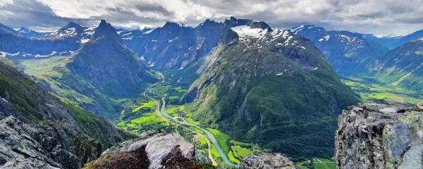 Norveški vrhovi trolov in doline z Romsdalseggena
